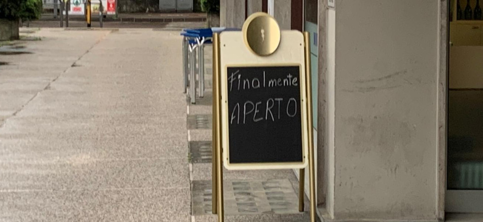 Riaprono negozi e centri commerciali